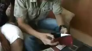 جلسة مص ثدي مثيرة مع قبلات مبللة