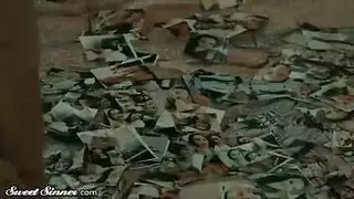 ميلفايه ساخنه بزازها كبيره نااار تستمني بالزب الصناعي الاحمر في كسها الوردي