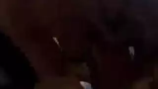 شرج عنيف على الأريكة مع صفع قاسٍ