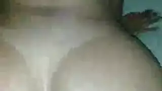 أم شقراء تأخذ قضيبين أسودين بعمق