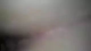 المدير ينيك فرج سكرتيرته على طاولة الاجتماعات
