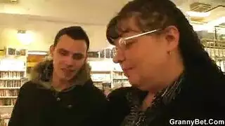 سلسلة فيديو إباحية: حفلة جنس جامحة لبنات الإمارات