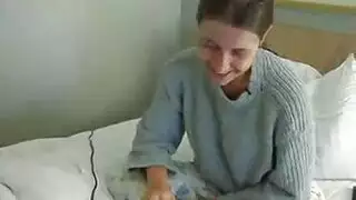 أثداء ممثلة إباحية ضخمة منقوعة في المني