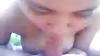 تفريغ حمولته في فتحتها الضيقة المبللة