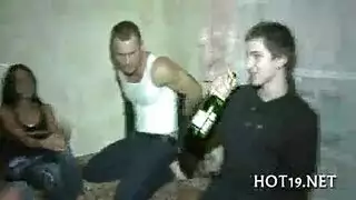 عاهرة مراهقة تحب القذف على وجهها
