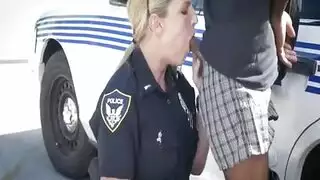الشرطية تنيك زميلتها