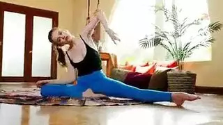 كلو وأليكسا عاهرات متعطشات تطلبان ضربًا قاسيًا