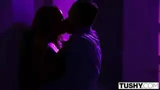 القضيب معبأة فقط في الحمار لامرأة جميلة