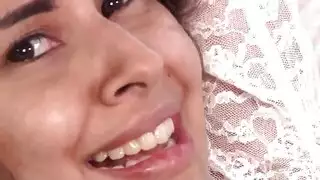تدلك بظرها لنشوة جنسية قوية