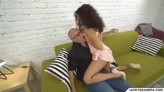 صيادة الجدات تغوي كبار السن لجنس عنيف
