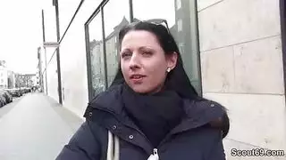 عاهرة يائسة تتوق لقضيب عشوائي
