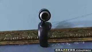 قضيب ضخم يضرب فرج ضيق لشابة صغيرة