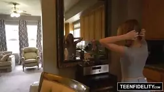 قضيب المراهق يصطدم بحلقها ويضخ قذفًا ساخنًا