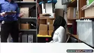 فتاة خجولة متحررة: تتوق لقضيب صعب