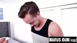 فتاة صغيرة تحصل على حمل سميك على كل وجهها وفمها