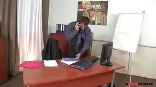 قضيب سميك يملأ فمها في فعل حلاق عميق إباحي
