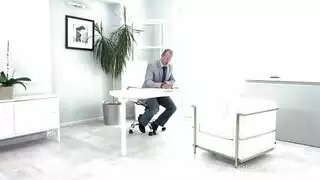 امرأة شابة في تنورة قصيرة كانت تحصل على بوسها لطيف