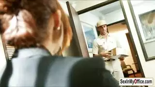 جمالها سلاح لجذب القضبان إلى حفرها الضيقة