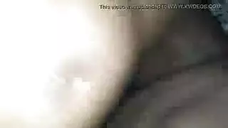 طالبة تستسلم لجلسة تدريب عنيف على الفم