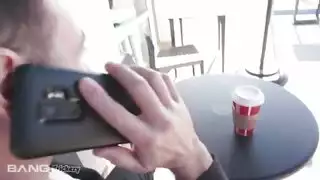 طالب شاب يمارس الجنس مع عاهرة في مشهد إكس إكس إكس