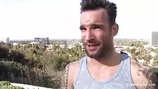 خضوع تام للمني: الشقراء ترشف كل شيء