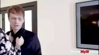 مراهقة ذات حلمات كبيرة تفرك فرجها على وجهه