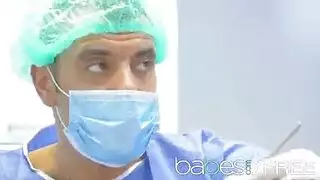 تمارس الممرضة الجنس مع طبيب الأسنان