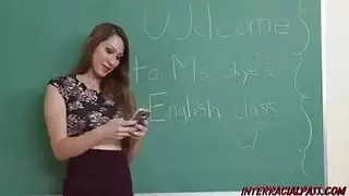 المعلم النياك يفشك طالبته في الفصل