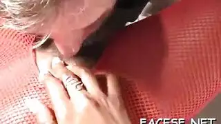 بنات مراهق يتعرضن حلماتهن