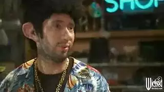 تنام عليه و يفسخ ملابسها