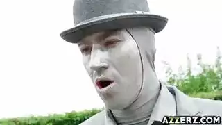 المرأة الجميلة مارس الجنس في مكان عام