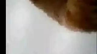 شاب صغير يستمتع بقبول مزدوج من رجلين أسودين