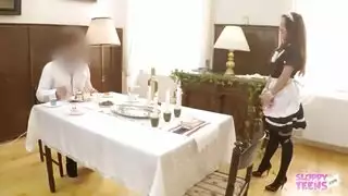 المرأة لديها قاع مستدير وجمل ضيق