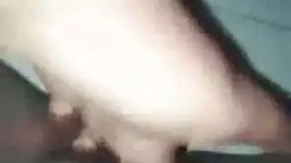 شقراء راكعة في بيكيني تظهر كل عضلة من أجل تصوير إباحي
