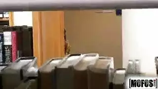 هادئ قبل أن يتنشق رائحة قضيبك على جسم نائب الرئيس