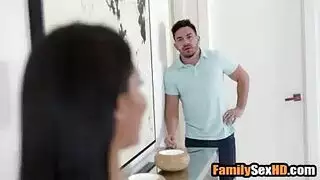 لاتينية ذات صدر كبير تمتلئ مؤخرتها الضخمة بالسائل المنوي