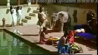 مشاهدة نجمة سينما مثيرة تخلع كل ملابسها للكاميرا