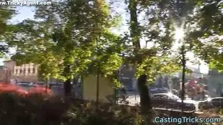 هاوية ذات صدر كبير تئن بينما تتعرض لحفر قضيبي عميق