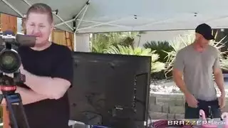أغسطس أميس يعطي لقاءً أنيقًا لعشيقها ، بدلاً من الحصول على تدليك