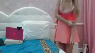 قنبلة شقراء تأخذ عدة أعضاء ذكرية في جلسة تدليك إيروتيكية