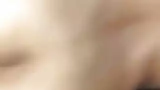 فتاة آسيوية نحيفة تأخذ زبرين في وقت واحد في orgy شاطئية قاسية