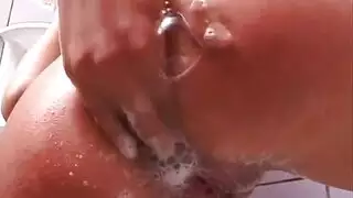 سمراء تمص قضيب روز الصناعي، دسار شرجي لامع بينما تحلق كسها