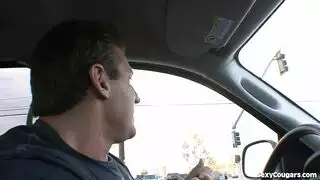 ممثلة ناضجة تتظاهر، ثم تأخذ قضيب شاب في كل ثقوبها