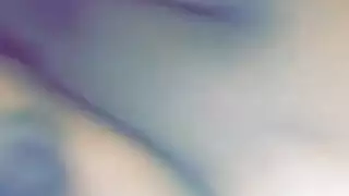 فتاة ممتلئة تنزلق بفرجها على قضيب صلب محشو باللحم