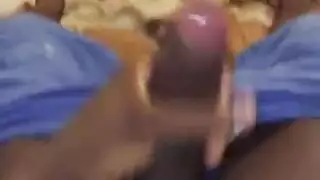 الرجل الأسود يخدم القضيب الصلب لصديقه