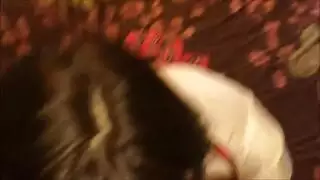 إباحية الخيانة: سمراء تبلع قضيبًا ضخمًا مع جمهور سري