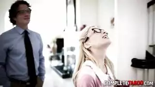 مراهقة شقراء تتلقى قذفاً على وجهها من مدلكها أثناء مص عميق