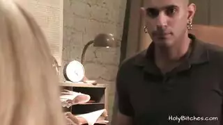 فتاة كراميلية تواجه رجلين أكبر سناً في مشهد جنس جماعي عنيف