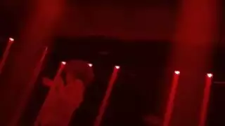 مغنية ذات شعر مجعد تحب ألعاب الشرج والأعضاء الكبيرة