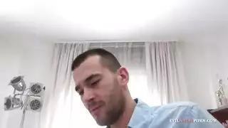 حركة مراهقة مزدوجة: ضخ مهبلي وبلع عميق